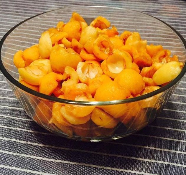 完成好的枇杷果肉 用一个无水的器皿装好