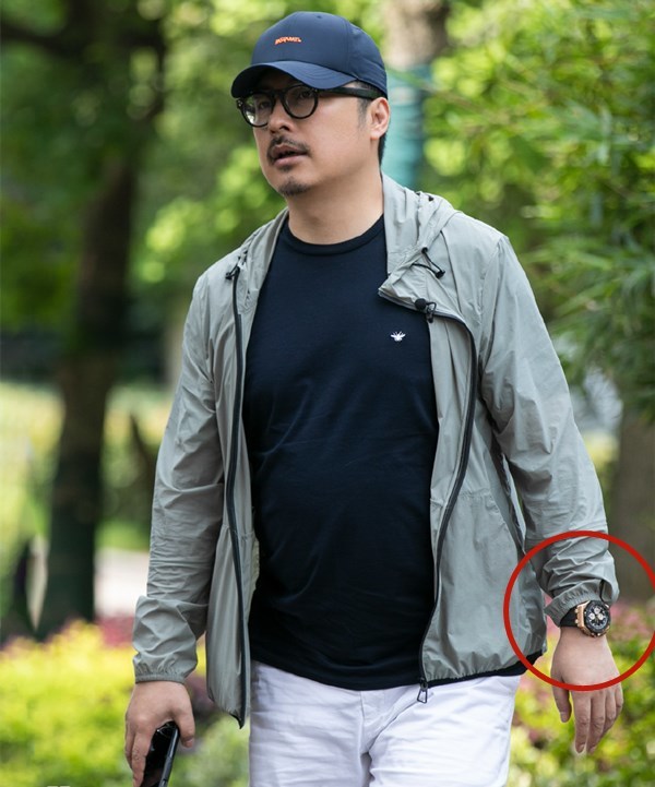 李湘|李湘王岳伦太壕！上节目炫名牌包和手表，夫妻俩全身行头超过60万