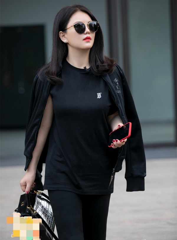 李湘|李湘王岳伦太壕！上节目炫名牌包和手表，夫妻俩全身行头超过60万