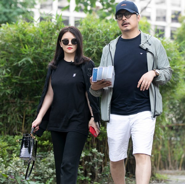 李湘|李湘王岳伦太壕！上节目炫名牌包和手表，夫妻俩全身行头超过60万