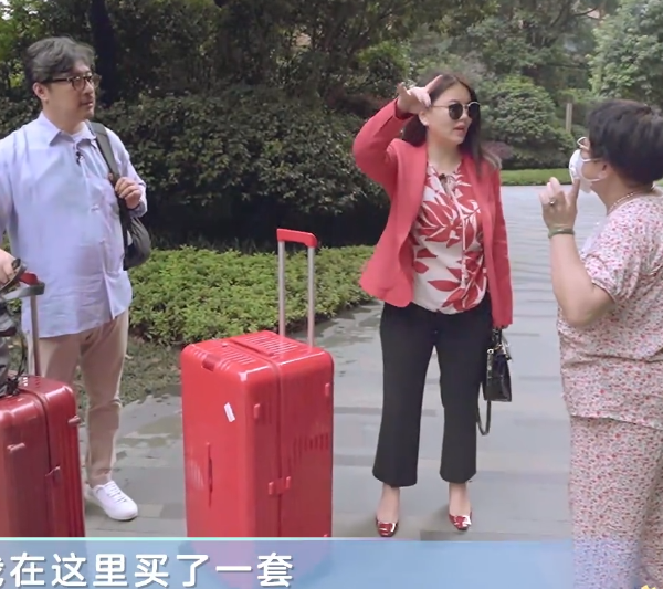 李湘|李湘王岳伦太壕！上节目炫名牌包和手表，夫妻俩全身行头超过60万