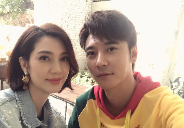 洪欣|49岁洪欣华丽转身！稍微一打扮就美得霸屏，优越身材比例惹人羡