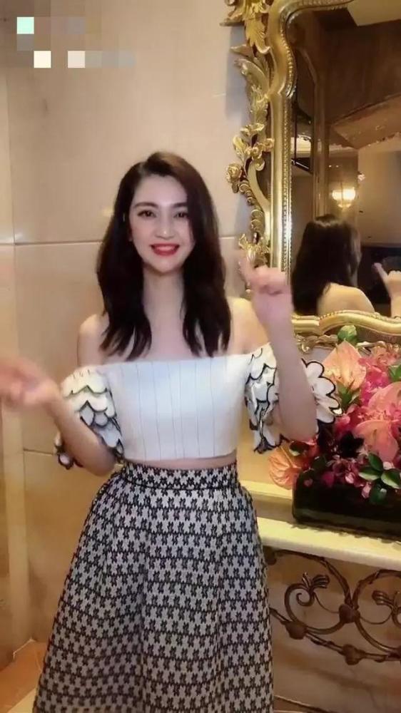 洪欣|49岁洪欣华丽转身！稍微一打扮就美得霸屏，优越身材比例惹人羡