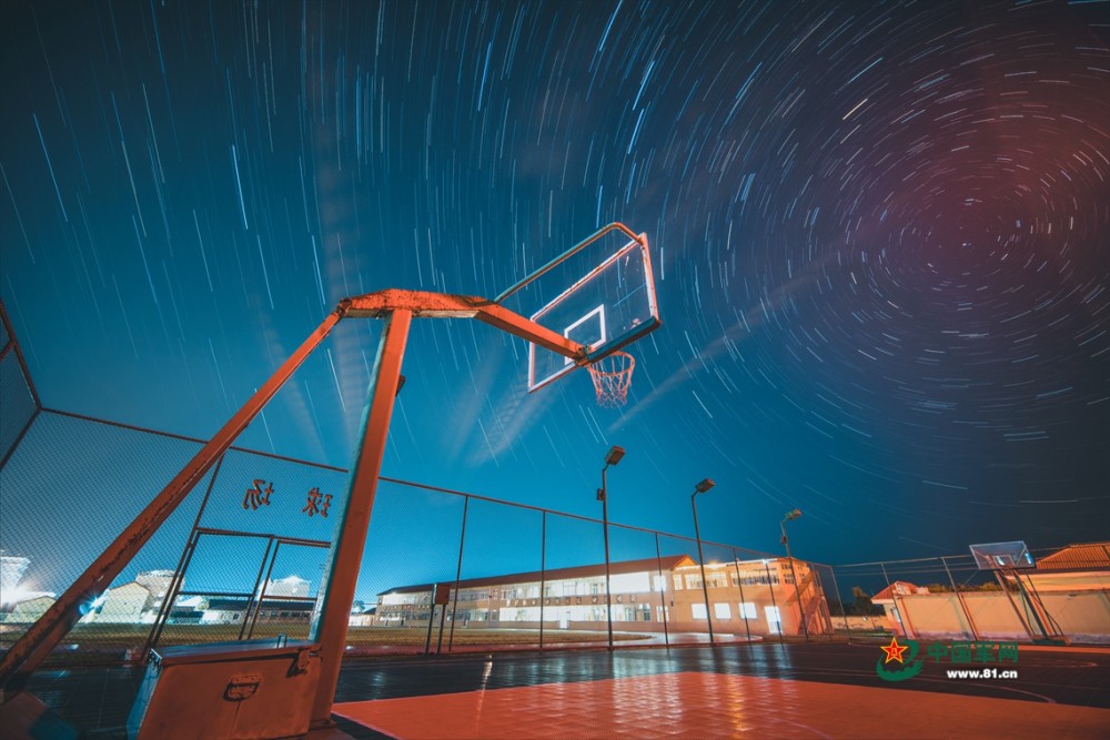 星空下的篮球场(中国军网·解放军新闻传播中心融媒体出品)