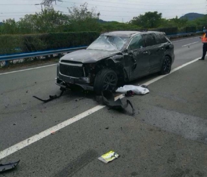 理想one高速侧翻3圈,车内人员毫发无损,新能源安全这么高了?