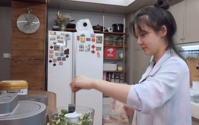 杨子姗|杨子姗“作”过头？因洁癖崩溃痛哭，转头却躺床上刷牙吃东西