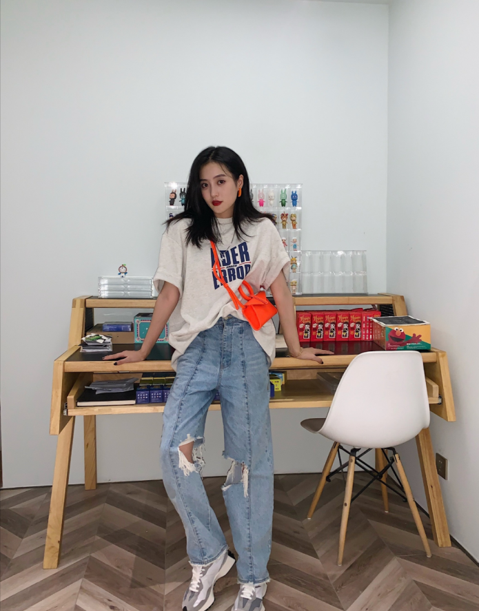 王梓薇在穿搭方面一直都十分有自己的想法,而且就算是t恤搭配牛仔裤的