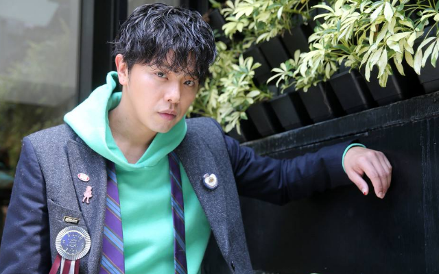 黄鸿升|黄鸿升告别会现场，遗照采用演唱会宣传照，布满鲜花爸爸表情凝重