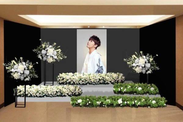 黄鸿升|黄鸿升告别会现场，遗照采用演唱会宣传照，布满鲜花爸爸表情凝重