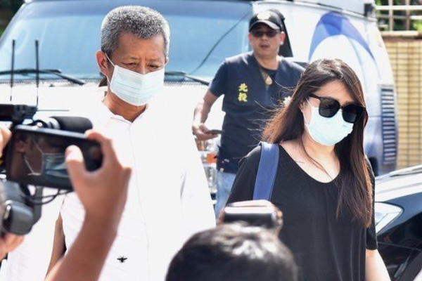 黄鸿升|黄鸿升告别会现场，遗照采用演唱会宣传照，布满鲜花爸爸表情凝重