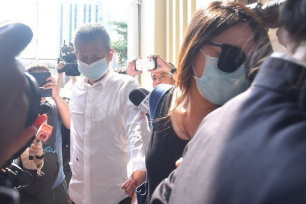 黄鸿升|黄鸿升告别会现场，遗照采用演唱会宣传照，布满鲜花爸爸表情凝重