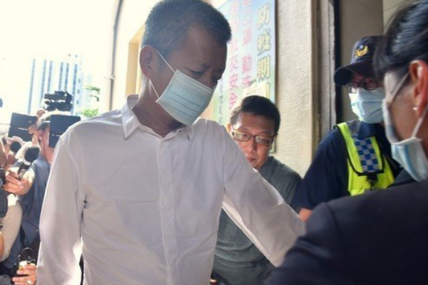 黄鸿升|黄鸿升告别会现场，遗照采用演唱会宣传照，布满鲜花爸爸表情凝重