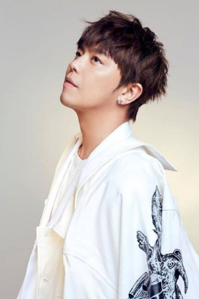 黄鸿升|黄鸿升告别会现场，遗照采用演唱会宣传照，布满鲜花爸爸表情凝重