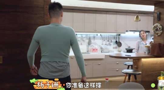 杨子姗|杨子姗在床上刷牙，新衣服不洗就穿上身，假装洁癖有点迷