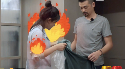 杨子姗|杨子姗在床上刷牙，新衣服不洗就穿上身，假装洁癖有点迷