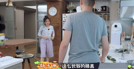 杨子姗|杨子姗在床上刷牙，新衣服不洗就穿上身，假装洁癖有点迷