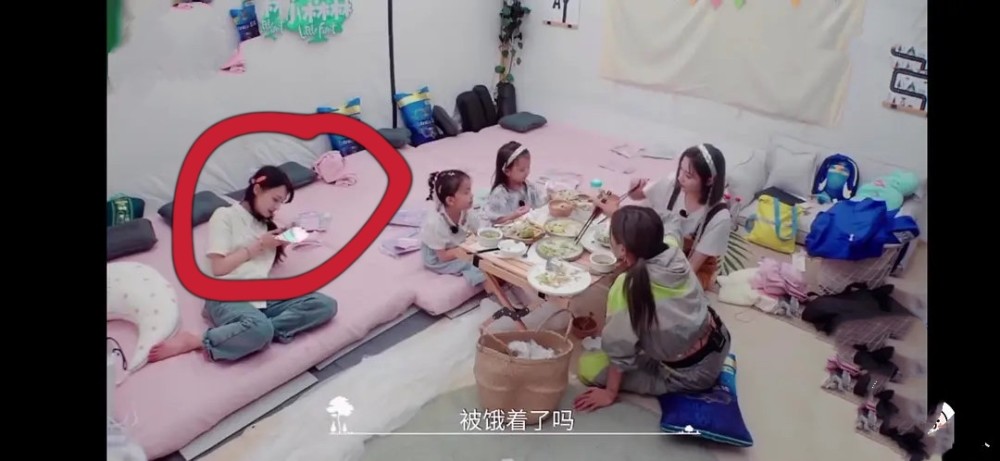郑爽|郑爽总爱节目中玩手机，看完《吐槽大会》，终于知道原因了