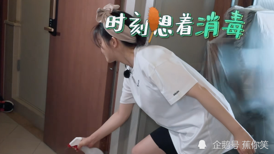 杨子姗|杨子姗在床上刷牙，新衣服不洗就穿上身，假装洁癖有点迷