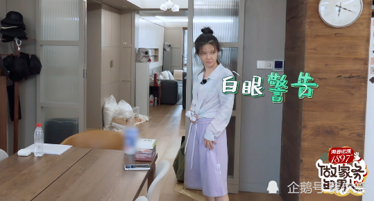 杨子姗|杨子姗在床上刷牙，新衣服不洗就穿上身，假装洁癖有点迷