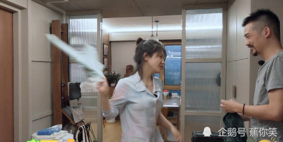 杨子姗|杨子姗在床上刷牙，新衣服不洗就穿上身，假装洁癖有点迷