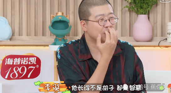 杨子姗|杨子姗在床上刷牙，新衣服不洗就穿上身，假装洁癖有点迷