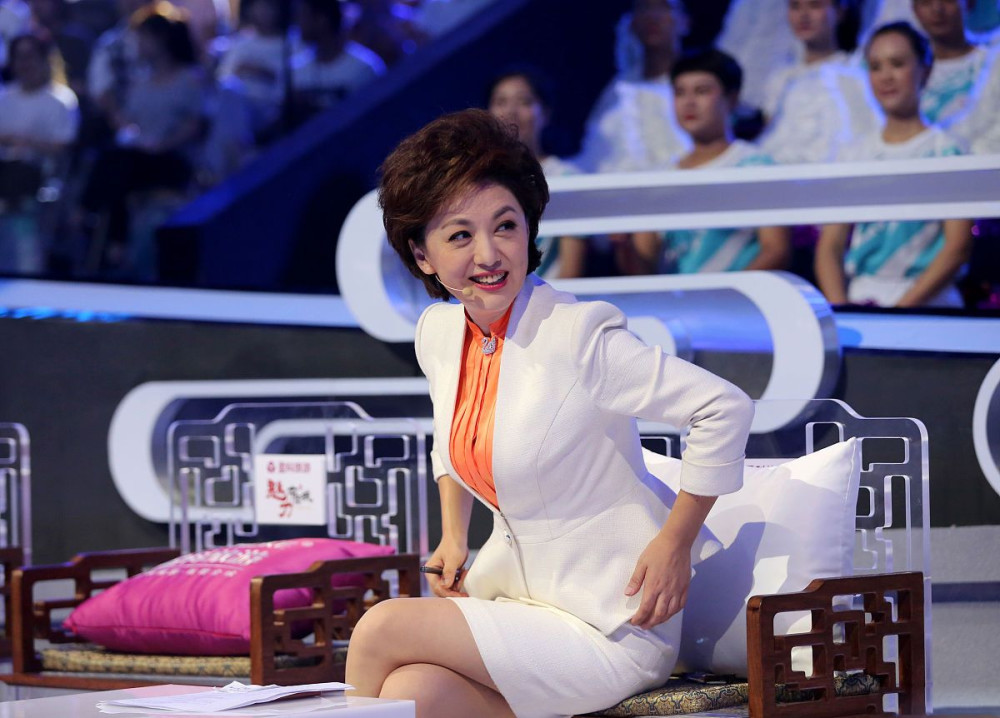 主持人海霞好气质旗袍配西装古今合璧都市丽人不乏古韵美