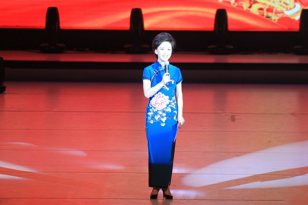 主持人海霞好气质旗袍配西装古今合璧都市丽人不乏古韵美