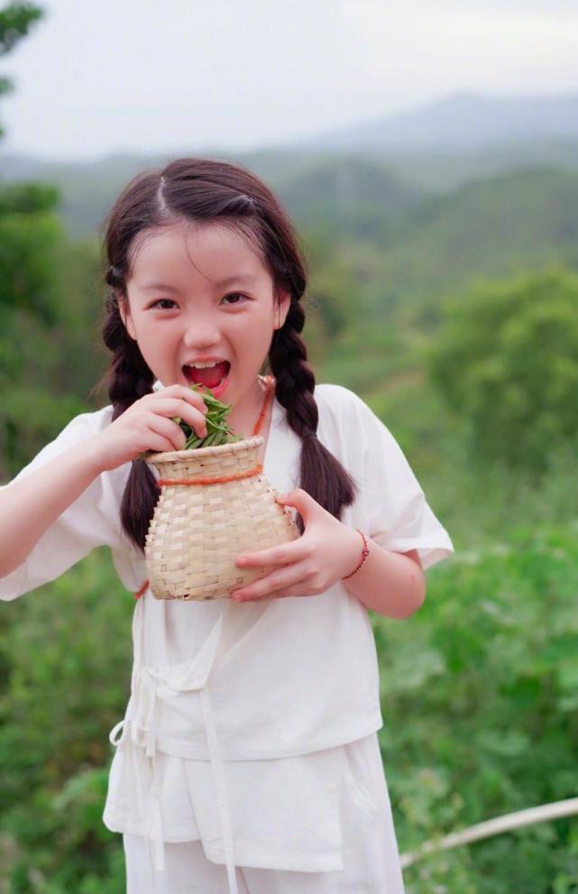 有种"遗传"叫阿拉蕾妹妹,与姐姐如同复制粘贴,网友:出道吗