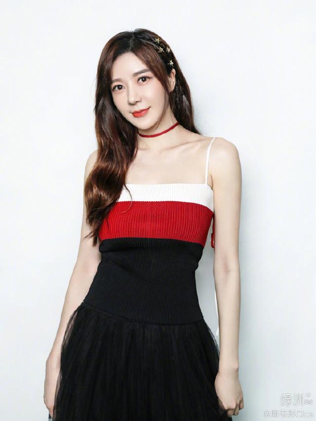 宅男女神周韦彤晒近照 吊带上衣性感锁骨少女气满满