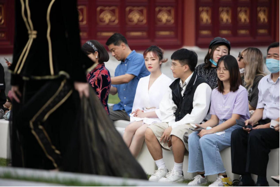 saki小夭夭|Saki小夭夭现身北京时装周 素衣纯净可人