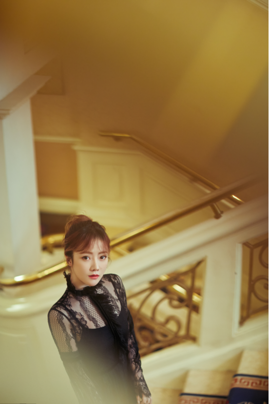 saki小夭夭|Saki小夭夭现身北京时装周 素衣纯净可人