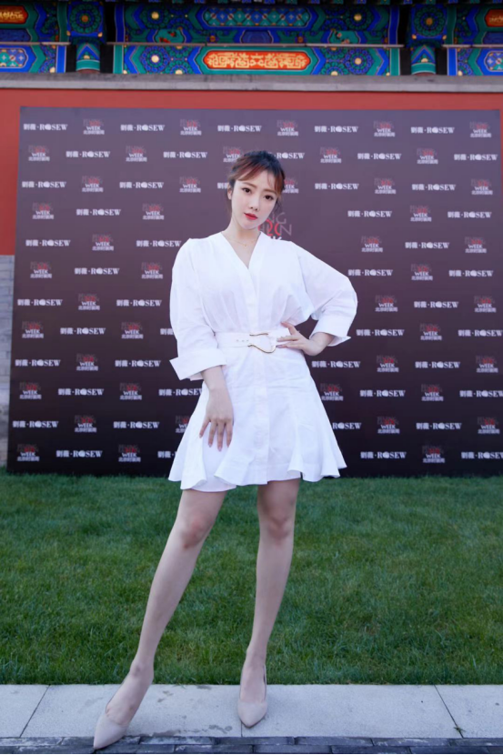 saki小夭夭|Saki小夭夭现身北京时装周 素衣纯净可人
