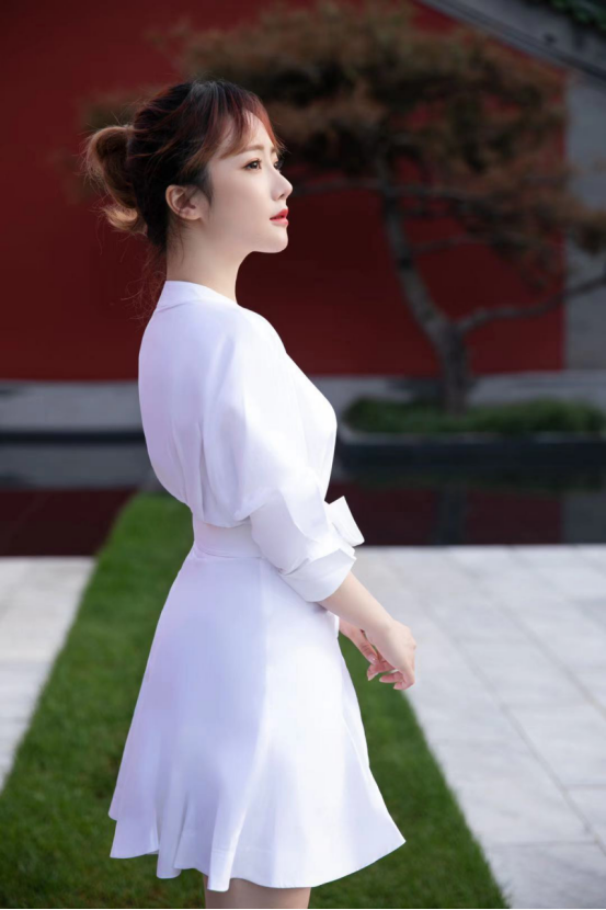 saki小夭夭|Saki小夭夭现身北京时装周 素衣纯净可人