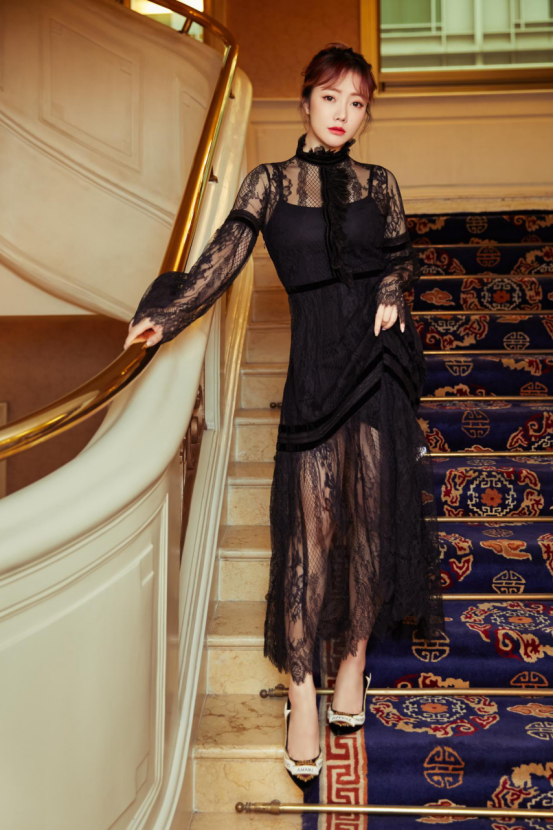 saki小夭夭|Saki小夭夭现身北京时装周 素衣纯净可人