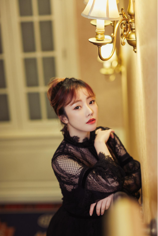 saki小夭夭|Saki小夭夭现身北京时装周 素衣纯净可人