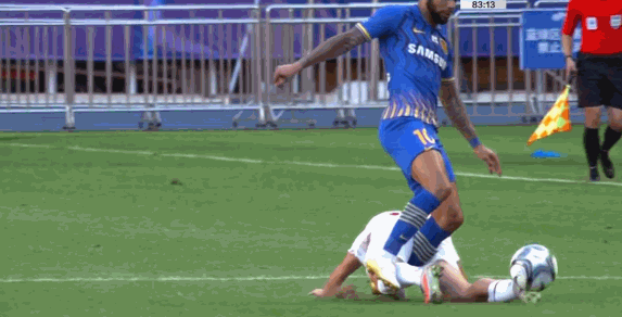 足协杯首支晋级球队产生!又见暴力足球:2大外援被打脸 剪刀脚