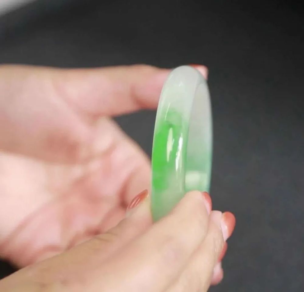 持宝人|持宝人瑞丽代购翡翠鉴定后锤头疼哭，朋友代购你还敢信吗？