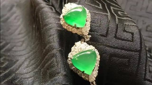 持宝人|持宝人瑞丽代购翡翠鉴定后锤头疼哭，朋友代购你还敢信吗？