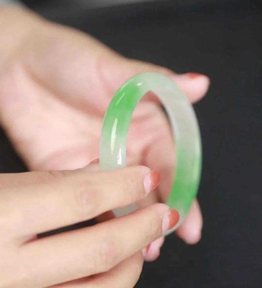 持宝人|持宝人瑞丽代购翡翠鉴定后锤头疼哭，朋友代购你还敢信吗？