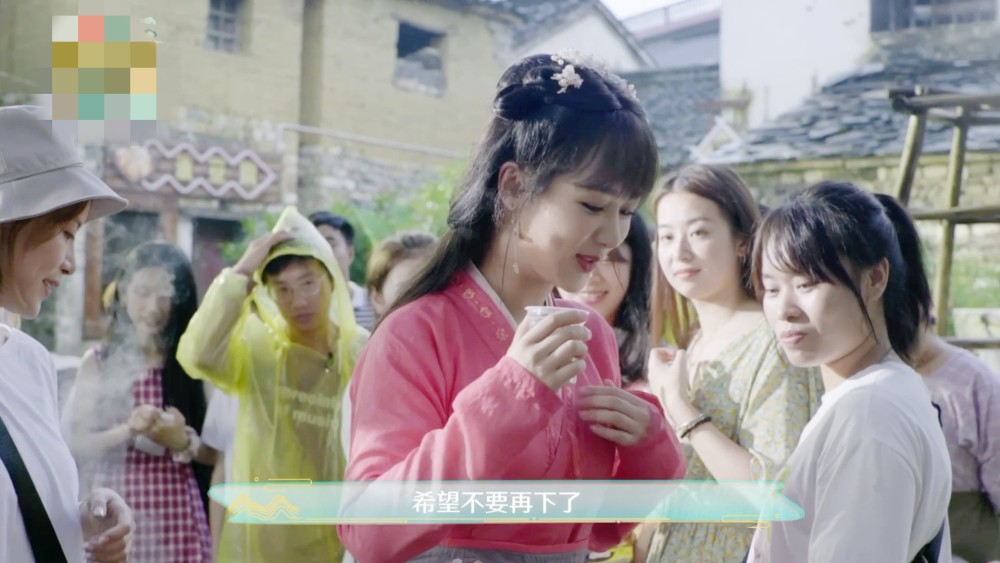 杨紫|杨紫新剧造型曝光，粉色古装灵气十足，却被网友吐槽没身边人好看