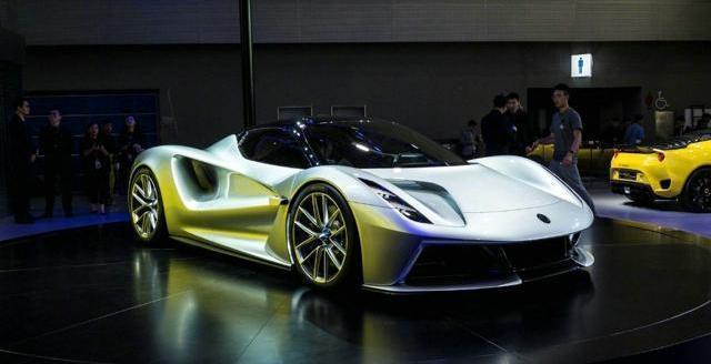 穿拖鞋买2000万跑车,网友:拖鞋就卖一千多,这是真大佬