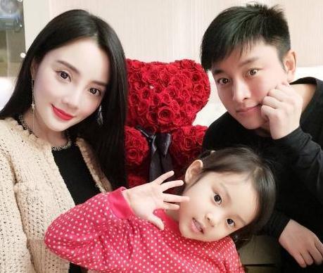 李小璐|李小璐发视频称喜欢帅哥，脖子红印引人猜测，网友直呼赶紧复婚