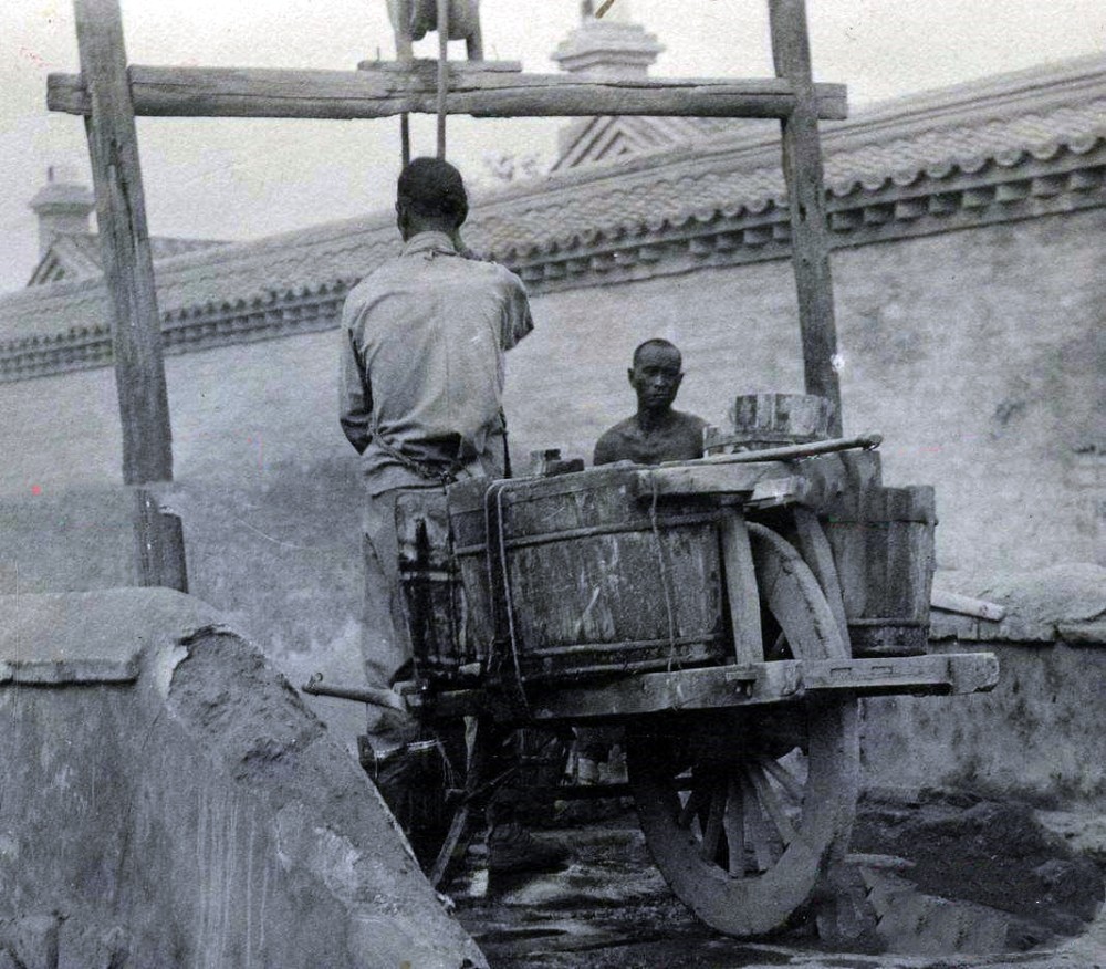 老北京|北京的人情味：一担水一道杠，“鸡爪子”下有诚信