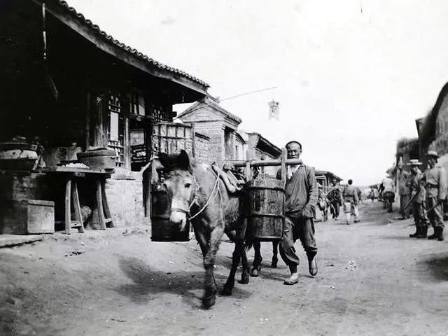 老北京|北京的人情味：一担水一道杠，“鸡爪子”下有诚信