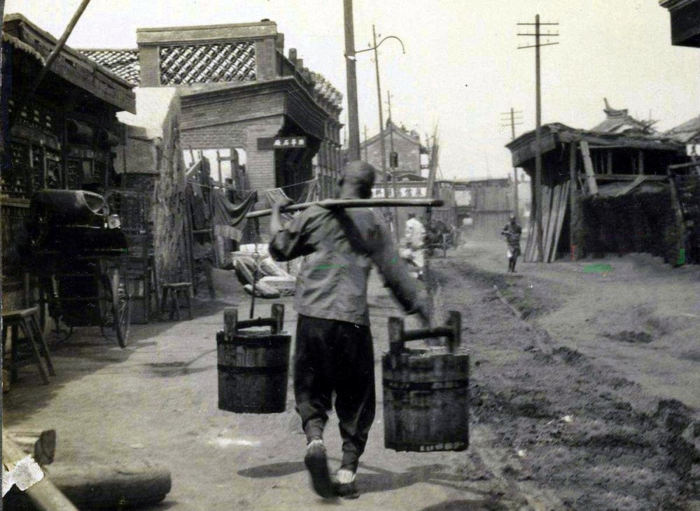 老北京|北京的人情味：一担水一道杠，“鸡爪子”下有诚信