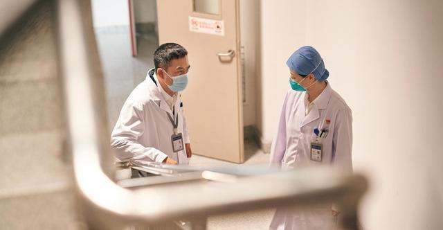 杨洋|《在一起》定档四大卫视：杨洋、邓伦等造型揭晓，刘敏涛哽咽落泪