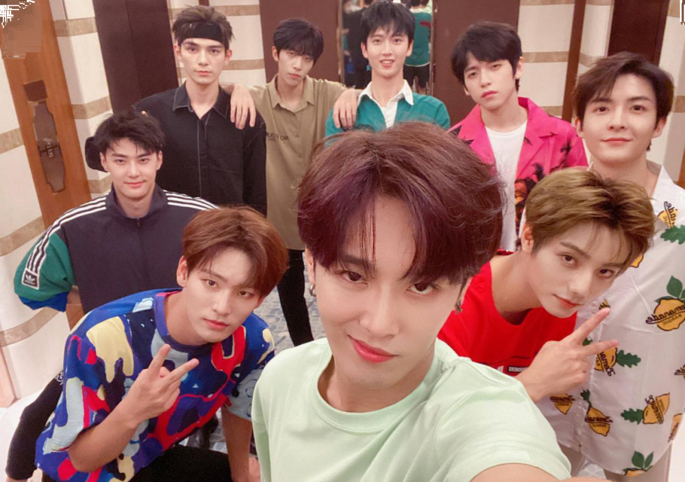 unine组合也一样,该团即将解散,在成团至今,人气最高的仍是李汶翰