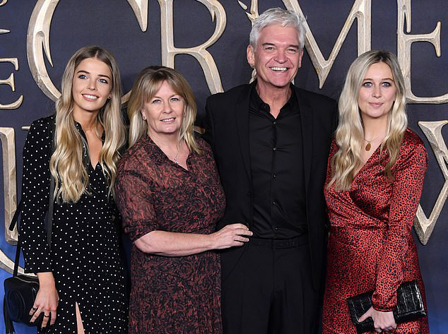 菲利普·斯科菲尔德|英国著名主持人因个人取向离婚，愿意均分巨额财产，但要求太太继续保持忠诚