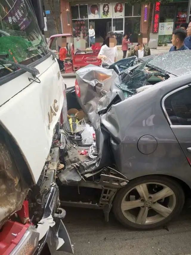 【教育整顿·治庸·铁军】文山市一货车刹车失灵致多车惨招横祸,交警