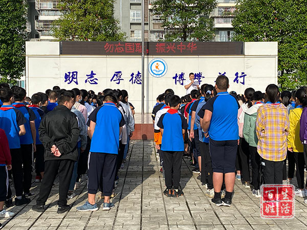 洪河中学校多年来坚持开展系列化爱国主义教育活动,包括在防空警报中